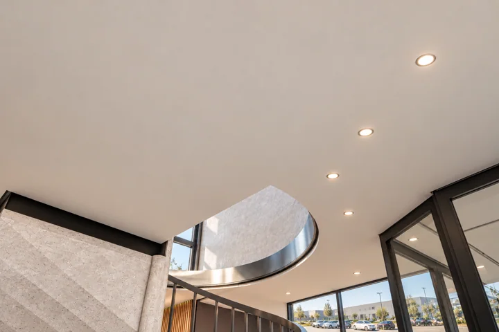 Accueil & galerie de marque — Plafond & lumière