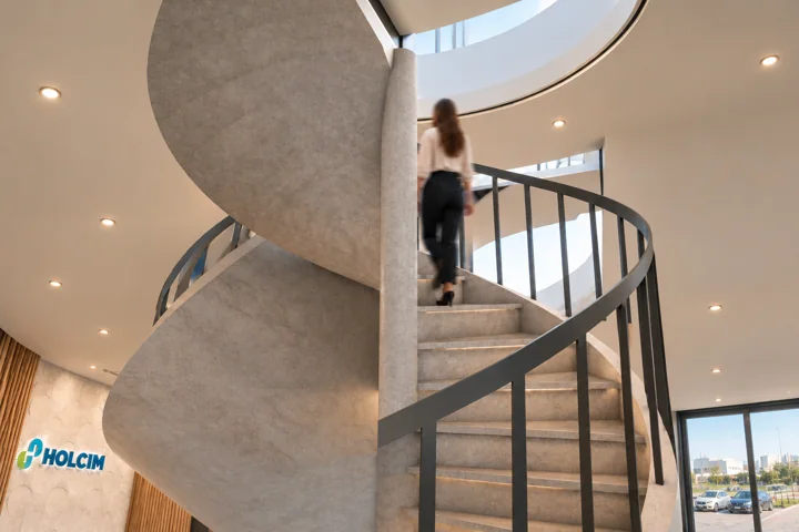 Escalier sculptural — Plafond & lumière